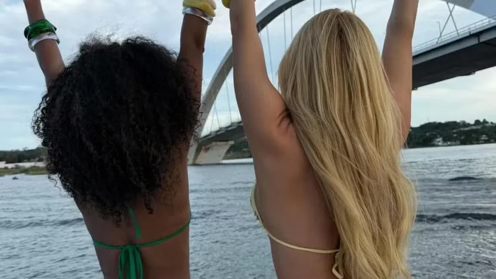 Erika Schneider e Etina Calamba exibem boa forma em passeio de barco que agitou as redes sociais