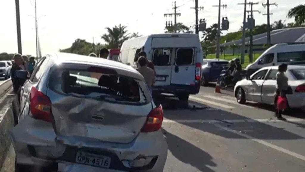 Engavetamento na BR-349 em Marechal Deodoro deixa feridos e causa lentidão no trânsito Engavetamento na BR-349 em Marechal Deodoro deixa feridos e causa lentidão no trânsito