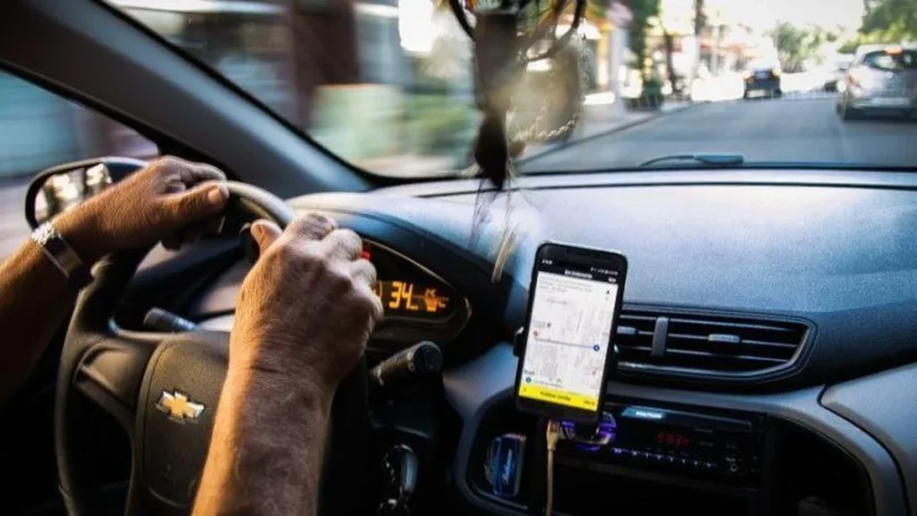 Desafios e direitos trabalhistas para motoristas e entregadores de aplicativo no Brasil Desafios e direitos trabalhistas para motoristas e entregadores de aplicativo no Brasil