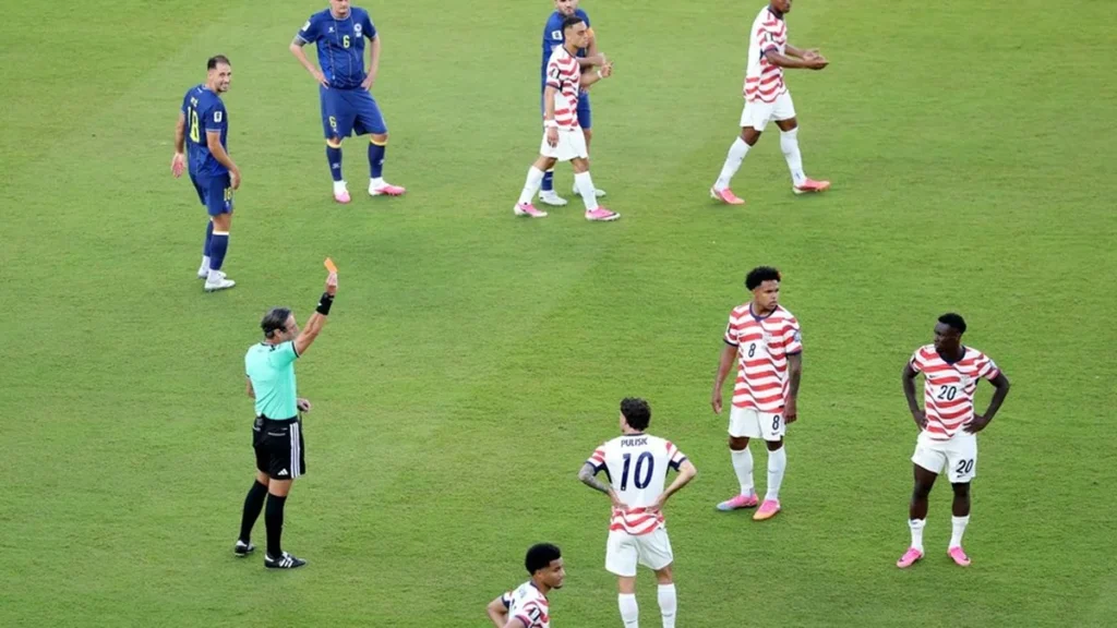 UEFA critica Fifa por suspender cartão vermelho de jogador dos EUA na Copa do Mundo