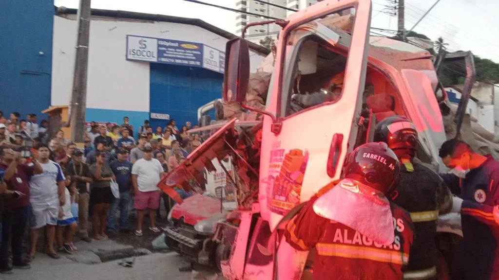 Caminhão desgovernado provoca engavetamento e fere três em Maceió