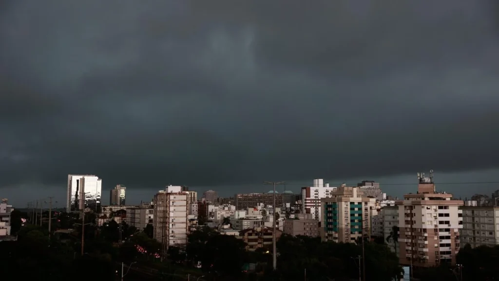 Ciclone-bomba no RS: entenda o fenômeno e os riscos de tempestades e tornados