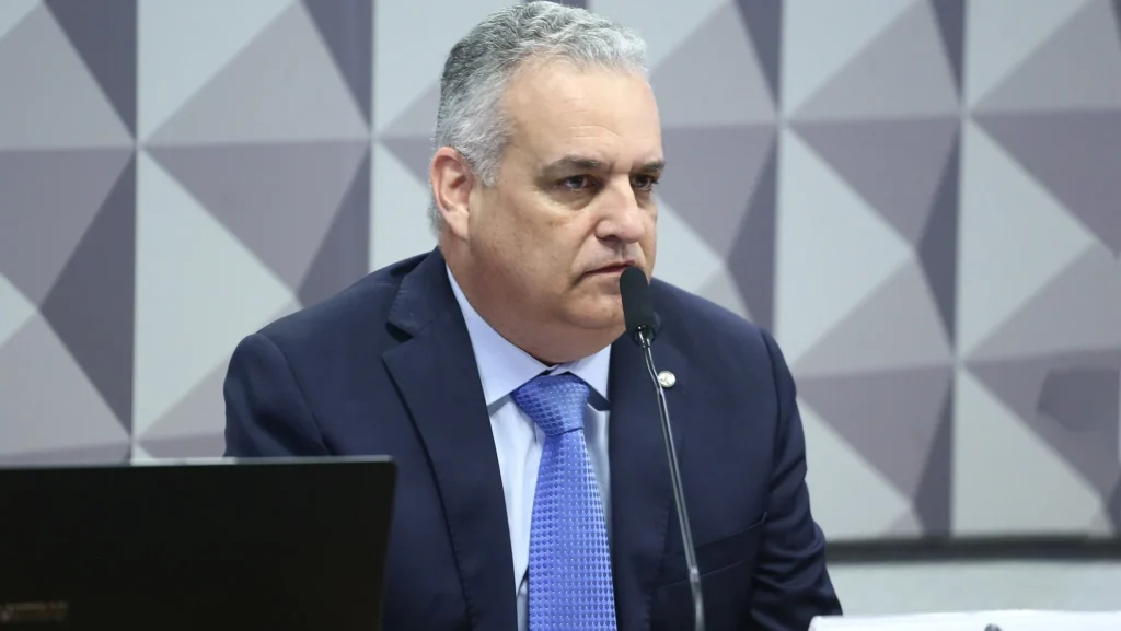 Flávio Bolsonaro oficializa Alfredo Gaspar como vice em chapa puro-sangue do PL